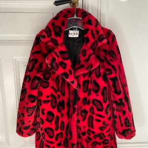 Jacka i fuskpäls från NA-KD - Fin mjuk jacka i fuskpäls från NA-KD. Storlek 34 men passar även en 36a! Väldigt fint skick!