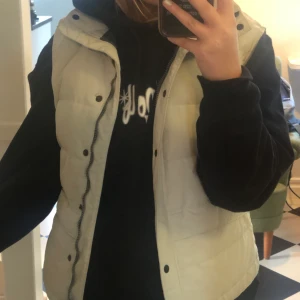 väst - väst passar jättebra nu till hösten as söt passar från typ s-l säljer pga använder inte