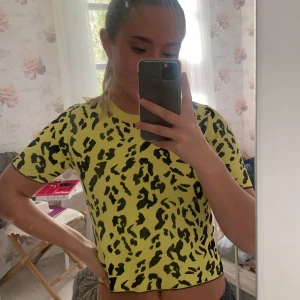 Leopard topp - Säljer denna neon leopard mönstrade toppen från zara, knappt använd. Köparen står för frakten💞