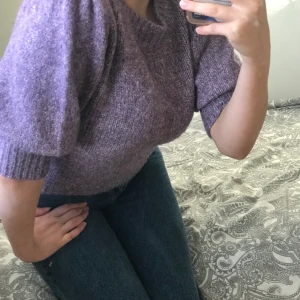 💜TRÖJA💜 - En JÄTTE FIN och MYSIG tröja från NA-KD, såååå bekväm och vacker, har bara använt den en gång. Tyvärr kom den inte så mycket till användning så då tänker jag sälja den :) den är i stl M men passar även S också tycker jag. Och den är slut såld i den färgen!