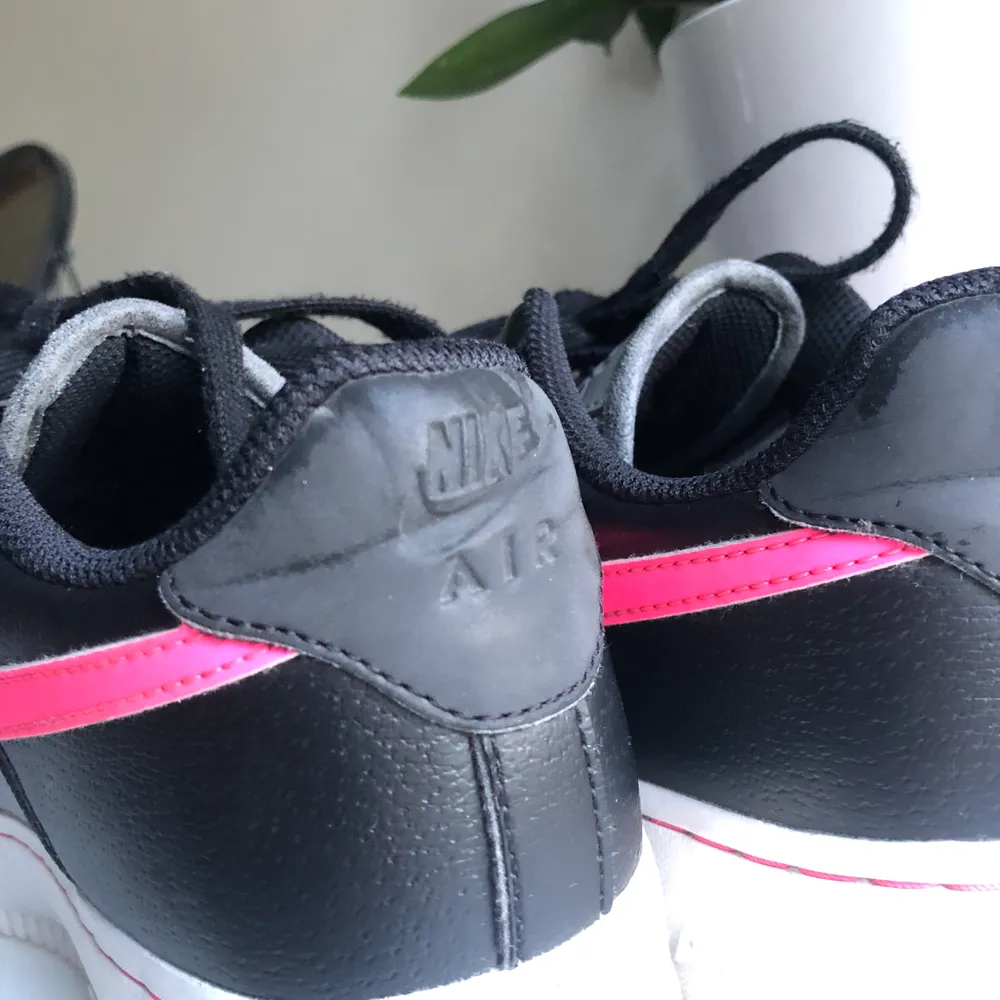 Säljer dessa ascoola nike Airforce 1. Väldigt bra skick men lite slitningar på hälen (bild 3), men det är knappt märkbart. Detaljerna i rosa är även refelxer så de lyser i mörkret, buda i kommentarerna!. Skor.