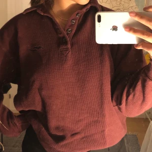 vintage tröja - långärmad pikétröja som är väldigt vintage och supersnygg, köpt på secondhand men kommer tyvärr aldrog till användning💖 Står storlek S men skulle säga att den passar en M mycket väl då den är stor i storleken💞💞💞 (materialet är en blandning av stickat och handduksmaterial)             