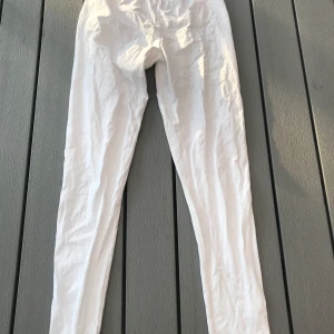 Vita tajts i storlek 34/36 - Ett par vita tajts från ellos i storlek 34/36 ungefär XS. Nästan helt oanvända har endast provat de en gång. Tajtsen sitter som vilka andra tajts som helst. (Frakten ingår i priset)