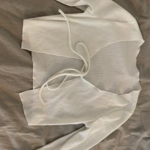 Kofta  - Trendig vit kofta🥰 säljer pga att det blivit för liten