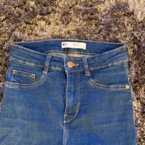 Jeans - Mörkblå gina tricot jeans modell Molly