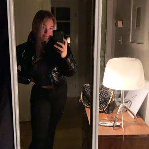 Croppad puffer jacka😎 - Intressekoll på min älsklingsjacka då jag inte e säker om jag vill sälja än men gör det till ett bra pris!🧸köpt för 2000kr på en amerikansk hemsida men hur fkn kvalite som helst💖💖sparsamt använd så inga slitage🤸🏼‍♀️Perfekt vinterjacka🤸🏼‍♀️säljer för minst 750kr🥳🥳storlek xs/s men funkar utmärkt för M oxå då den är stretchig⚡️⚡️