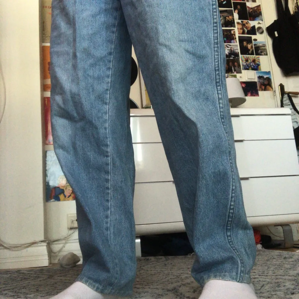 Ett par ljusblåa jeans jag köpte på second hand. Säljer då dem är lite för stora, det står ingen storlek men hade tippat på M-L.  frakten ingår i priset🥰  kan både mötas upp eller frakta. pris går att diskutera☺️. Jeans & Byxor.