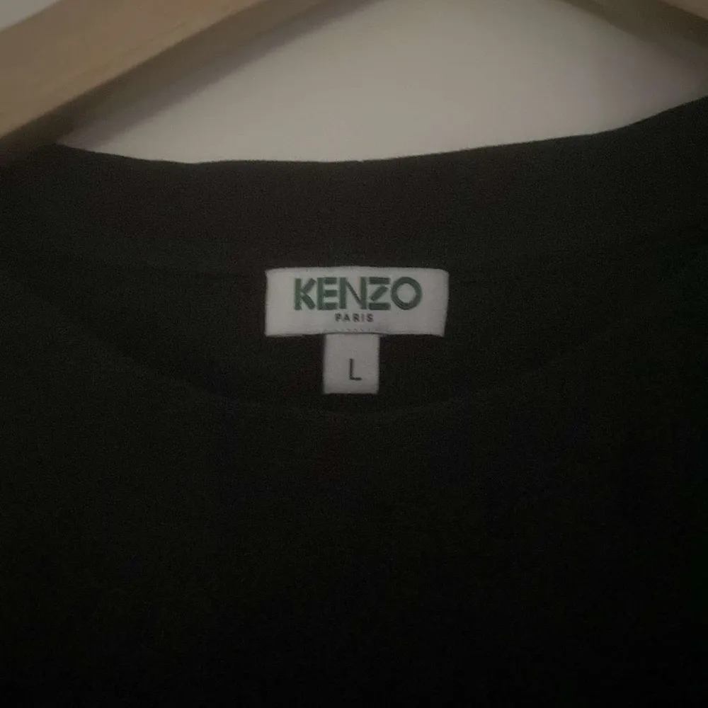  1200kr nypris, kenzo tröja som inte andvänds längre säljer för 550💕💕. T-shirts.