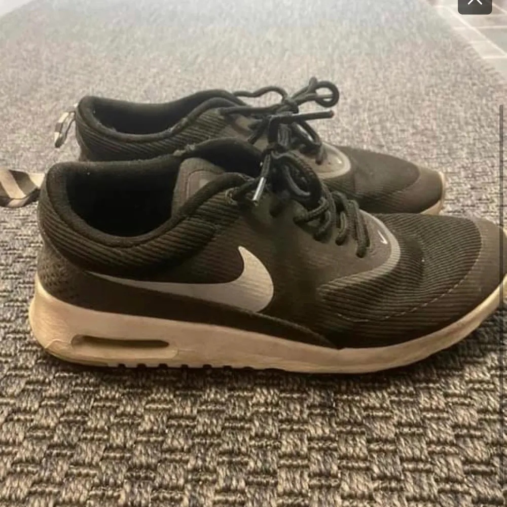 Säljer ett par svart/vita air max Thea. Stl 37.5, innemått 23.5. Inte mycket använda men de är lite skavda på höger insida (de bild). 450kr + frakt.. Skor.