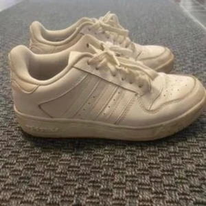 Adidas skor  - Vita adidas sneakers stl 37 & 1/3. Inte alls mycket använda men ska tvätta dem innan försäljning. 550kr.