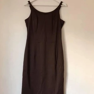 Benetton, brun klänning, M - United Colors of Benetton Strl M Stilren brun tygklänning i litet glansigt tjockare material, inte sladdrig dvs. Mkt fint skick! Lite 90-tal över denna.  Kan mötas i Stockholm eller skicka mot fraktkostnad! ✨🌸✨