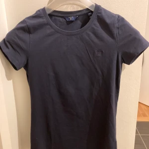 Gant T-shirt i stl.XS - GANT T-shirt i marinblå 