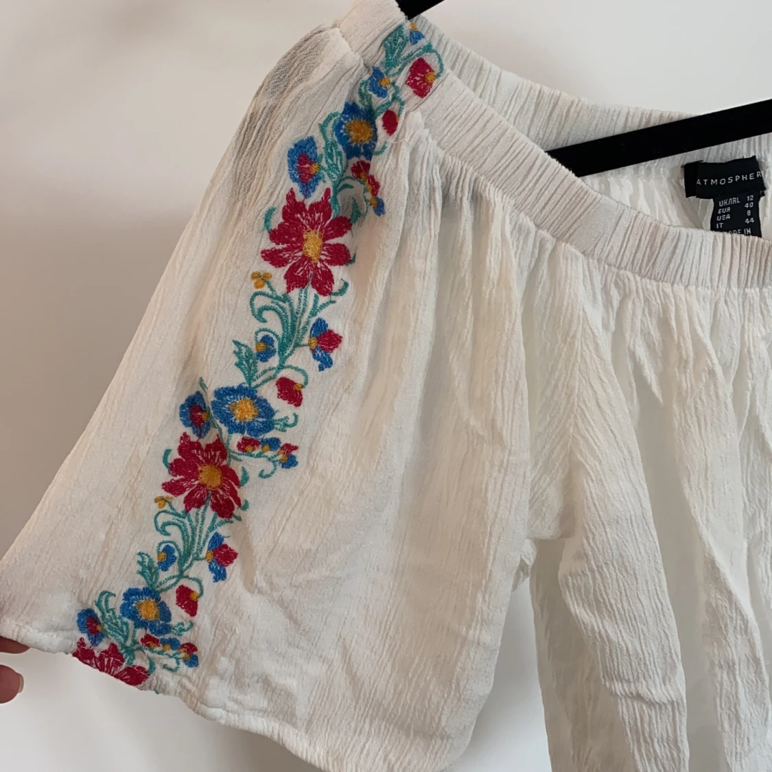 Blus med broderade blomdetaljer - 90
