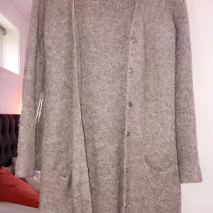 Gosig kofta - Fin kofta från tiger of sweden i storlek XS, knappt använd, gosigt material och längre modell