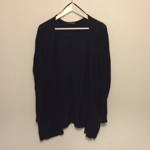  - Svart Cardigan med fickor på sidan, supersnygg!