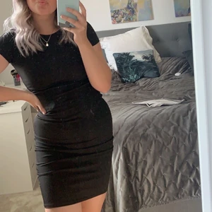 Ribbad klänning - Säljer denna ribbade klänningen som är i en längre modell, vikt upp på bilderna men om intresserad kan jag skicka privat!💙💙säljer för 150kr