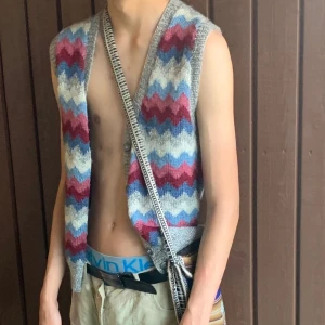 Stickad väst - Super snygg handstickad väst. Säljer för 130+ Frakt tillkommer men kan även mötas upp i stockholm☺️💗