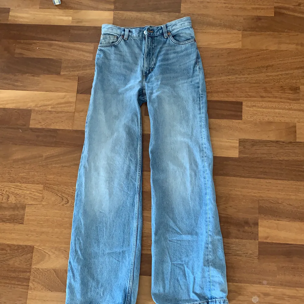 Slutsålda jeans från monki, samma jeans som på modellen fast i en annan färg som ni ser på bild 2, super bra skick, jag är 165 och de passar perfekt på mig i längden . Jeans & Byxor.