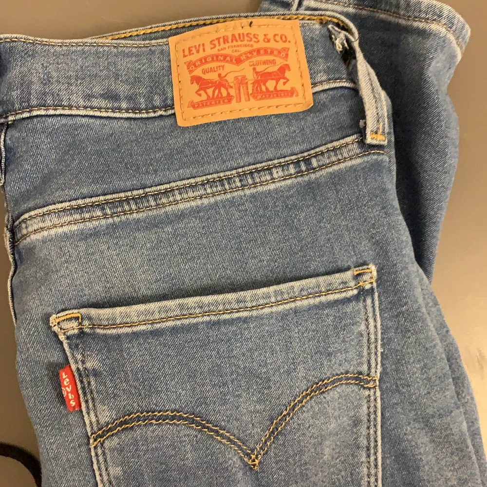 Säljer mina Levis jeans då jag knappt använder ljusa byxor längre. Jättesköna och i ljus fin jeansfärg. De har tyvärr ett litet hål på knät men ingenting som stört mig. Nypris 1000kr modellen heter 720, High Rise Super Skinny. Jeans & Byxor.