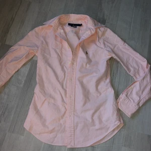 RALPH LAUREN - ROSAVIT randig skjorta från Ralph lauren i XS! Nästintill oanvänd så vädligt fint skick :)