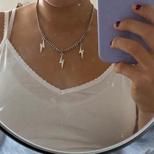 Silvrigt halsband med blixtrar  - Handgjort silvrigt halsband med blixtrar💘 Frakt 11kr🥰 Fler smycken på insta @sthlm.jewelry💜