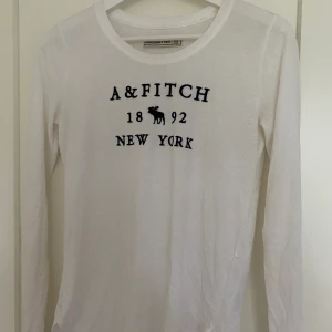 Abercrombie & Fitch tröja - En vit Abercrombie & Fitch tröja, använd 1 gång! Passar mig som har S i vanliga fall.