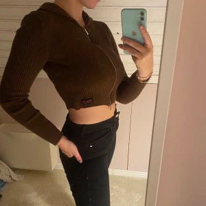 Zip-up tröja.  - Stickad zip-up tröja, med luva! Super snygg och unik från Urban outfitters. Använd fåtal gånger 💛