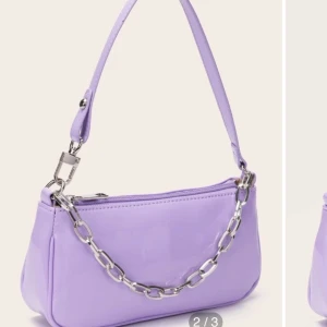 Baguette bag - Säljer denna jättesnygga utsålda baguette bag som endast är använd ett fåtal gånger. Säljer pga ingen användning. Jättefin lavendel lila färg, som på första bilden, (sista bilden har dåligt ljus). Slusåld i denna färg och mönster😊