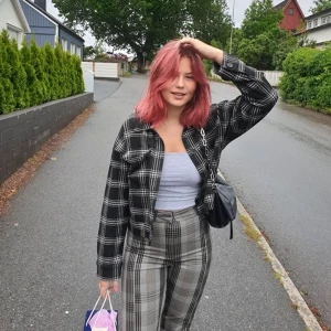 Rutig jacka - En liten kortare men cool jacka perfekt att ha över ett linne! Bud startar på 20kr och avslutas imorgon 22:00