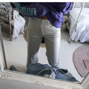 Skinnbyxor - Ett par benvita skinnbyxor från hm, köpt för 700kr, frakt 66kr! Är 1,69 cm lång, å har vanligtvis 36/38 i byxor!