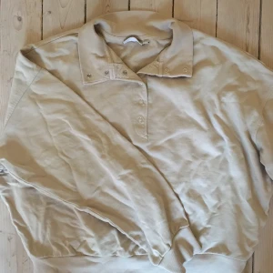 Weekday tjocktröja - Så snygg weekday tjocktröja som tyvärr inte längre kommer till användning.🌟 Frakt ingår inte💖