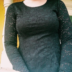 Långärmad topp från ginatricot - Fint skick, frakt tillkommer.