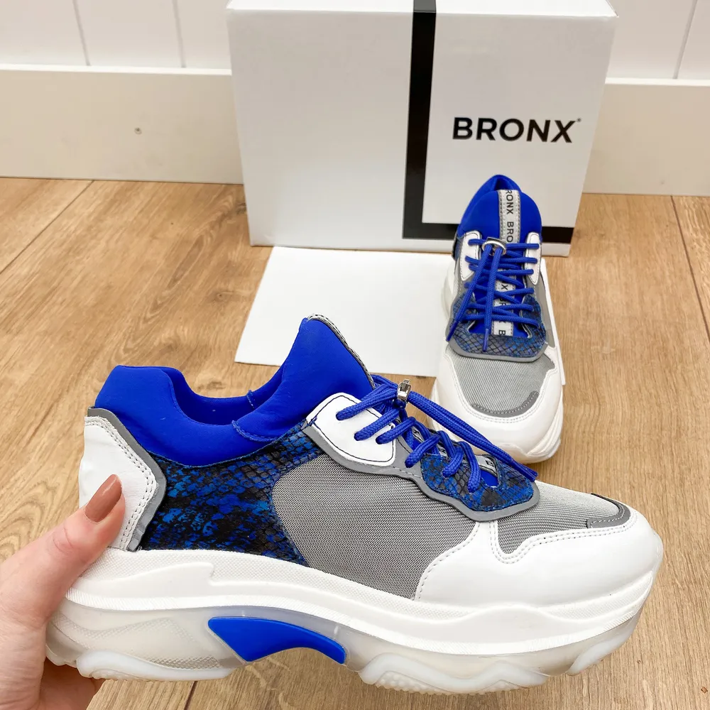Säljer dessa slutsålda Bronx sneakers, använda ca 1 gång.kommer i original box, original pris 2079 kr jag säljer dom för 999 kr . Skor.