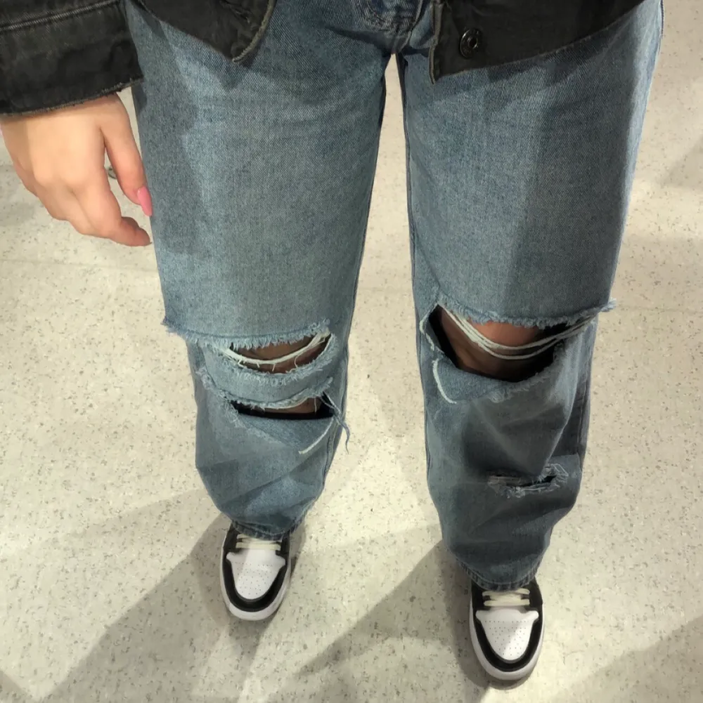 Oversized jeans med slitningar från PLT. Supersnygga men  har blivit för stora för mig så använder inte längre. Köpare står för frakt☺️. Jeans & Byxor.
