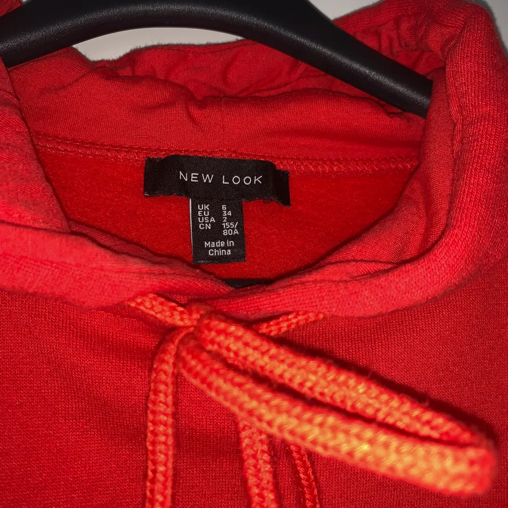 Säljer min knappt använda röda hoodie i storlek 34, men passar även 36❤️ Frakt tillkommer!. Tröjor & Koftor.