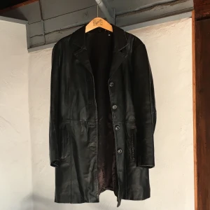 Läderkappa - Suuuupersnygg läderkappa i använt skick med mindre slitage som syns på en av bilderna. Säljer då jag har flera liknande. Storlek XL men passar mig perfekt som S, och passar även XS och M. Köpare står för frakt :-)