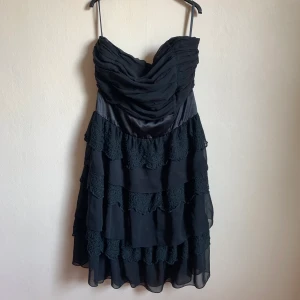 Stockholm LM klänning - Snygg svart klänning till festligheter från märket Stockholm LM.