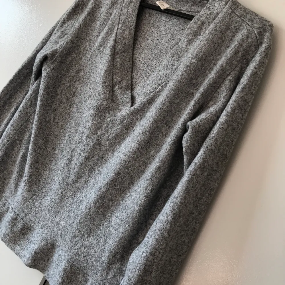 Mysig oversize tröja i grå! Supermysig nu till höst och vinter! Använt den 2 gånger, men är i superbra skick! Säljs för 90kr frakt ingår . Tröjor & Koftor.