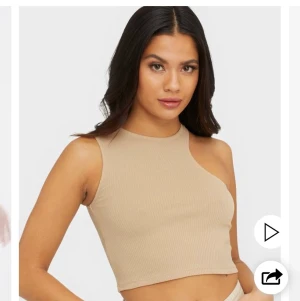 Tank top  - Säljer en jättesnygg oanvänd top från Nelly. Lite annorlunda skurning vilket är jättefint⭐️⭐️ köparen står för frakt, tror de blir 22kr⭐️nypris: 199