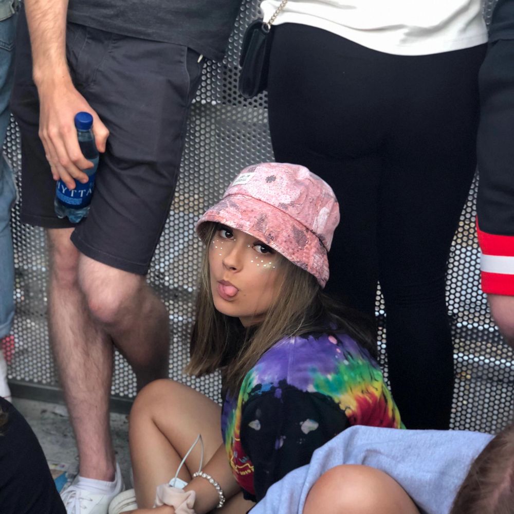 Hatten är ungefär ett år gammal och endast använd under lollapalooza förra året. Köpt från Urbanoutfitters i Stockholm för 300kr. . Accessoarer.