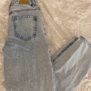 Dagny mom jeans från Ginatricot - Ett par blåa jeans ifrån ginatricot! I modellen dagny mom jeans! Strl 34! Nypris 500kr. Buda i kommentarerna + Köparen står för eventuell frakt! 63kr