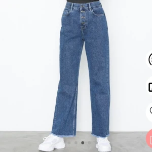 Jeans - Säljer dessa raka jeansen pga att ha tröttnat på dem. Super fina och sitter mycket bra vid lår och rumpa. Köpte de för 500kr och säljer för 200kr💙💙 För mer info skicka privat. 