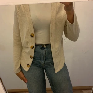 Kofta - En väldigt mjuk och fin kofta i strl xs från Hm den är köpt men aldrig andvänd, den är stor i storleken, säljer denna för 100kr där köparen står för frakten på 63kr🧡