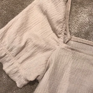 Topp från H&M - En gullig topp/T-shirt från H&M. Oanvänd 