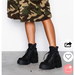 skitsnygga boots från nelly - skitsnygga svarta sockboots från nelly i storlek 38, superfina och har använt flera gånger men är i nästan perfekt skick! säljes pga är redo för lite nya skor haha. 200kr, frakt ingår i priset!