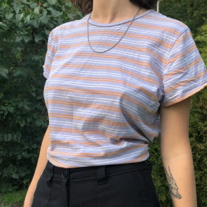 T-shirt  - Jättefin t-shirt från weekday! Lägg ett bud :) 