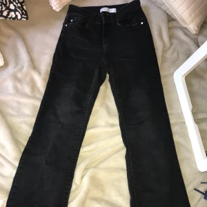 JDY jeans  - Svarta stretchiga jeans från JDY. Använda ungefär 3 gånger. Kortare Flare. Kan samfrakta ❤️