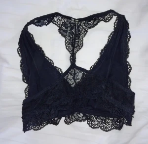  - Bygellös spetsbh/top.
Använd endast ett par ggr pga TINY
Gråter lite 