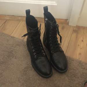 Boots från Zara storlek 38, ej använda mycket. Köpta för 999:- 