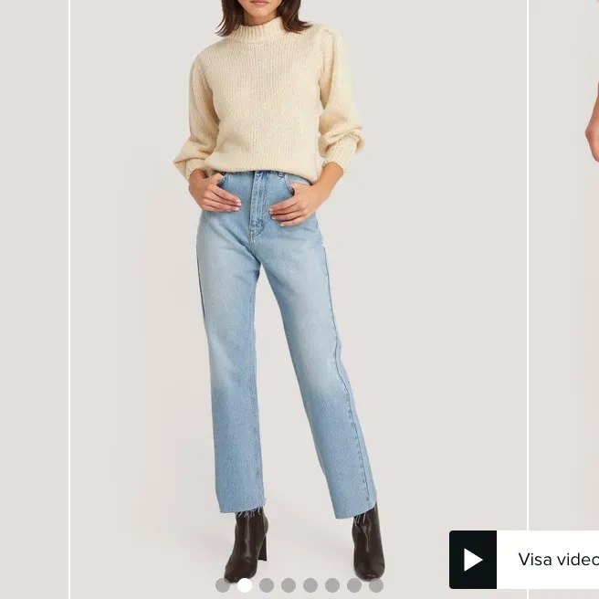 Säljer dessa jättefina jeans från na-kd, köpte här på plick men det är tyvärr förstora för mig, storlek 34 men skulle säga att dom är som 36or. Säljer för 320 inkl frakt då det är det jag köpte dom för✨ Om nån har dessa i st.32 skulle jag kunna byta också.. Jeans & Byxor.